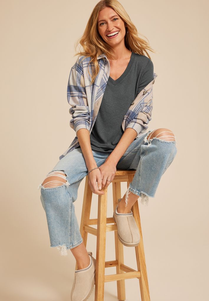 24/7 V Neck Step Hem Tee - Image 3